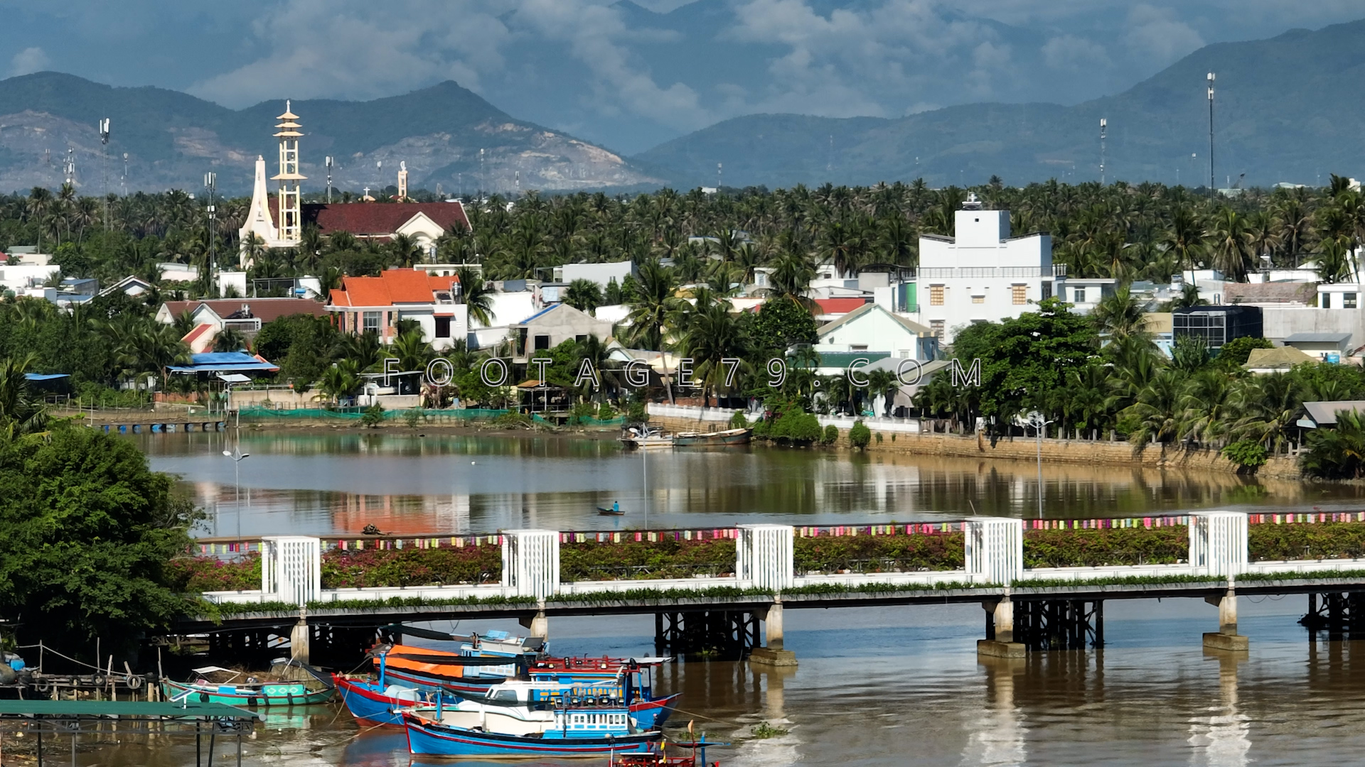 Khung cảnh yên bình ven sông