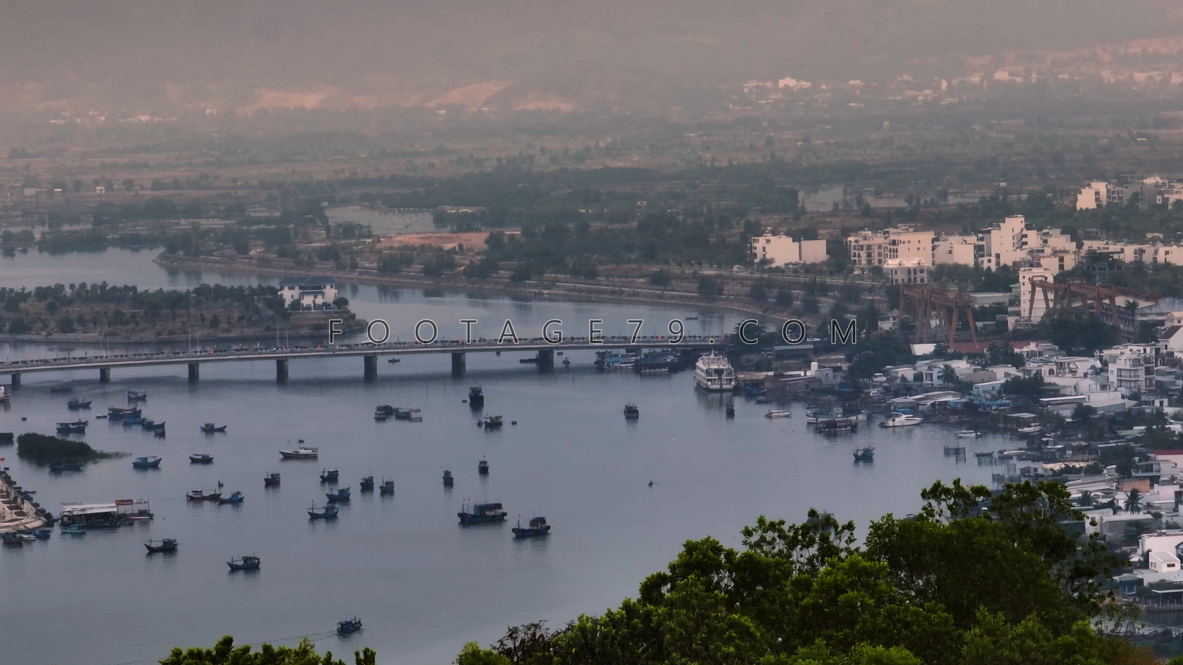 Tàu thuyền trên sông