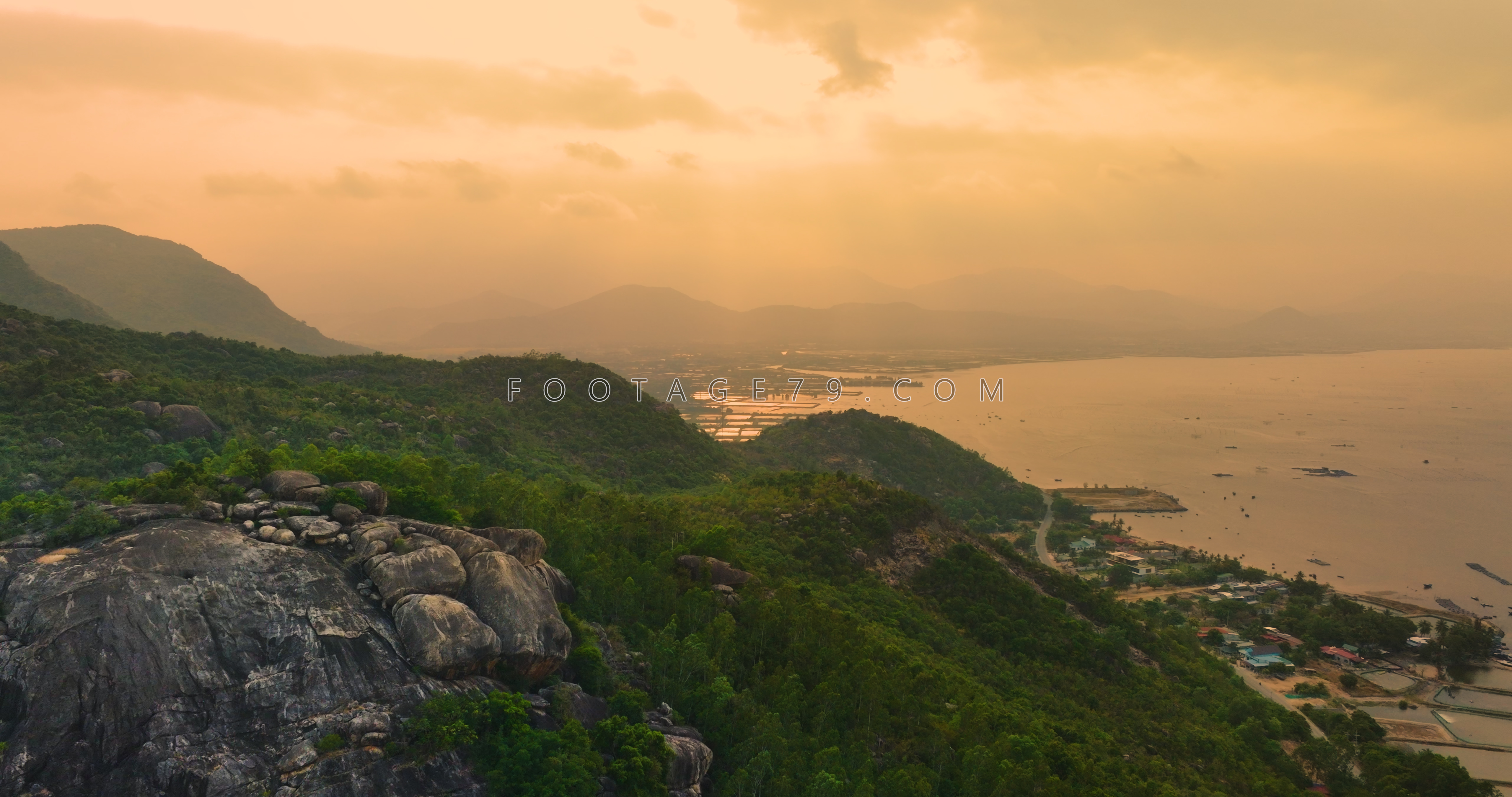 Hoàng hôn dần xuống trên biển